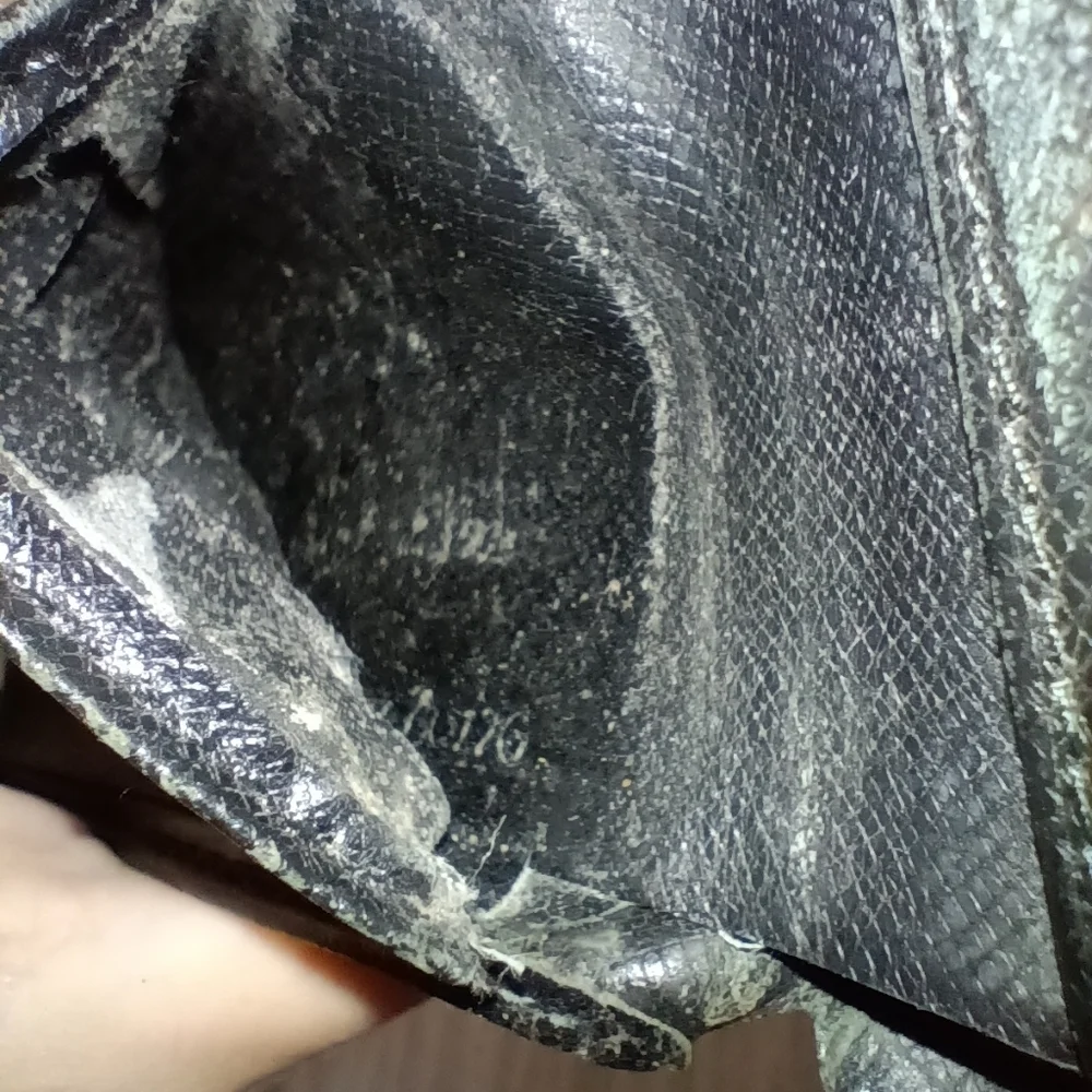 Authentic LOUIS VUITTON EPI LEATHER MENS BIFOLD WALLET BLACK